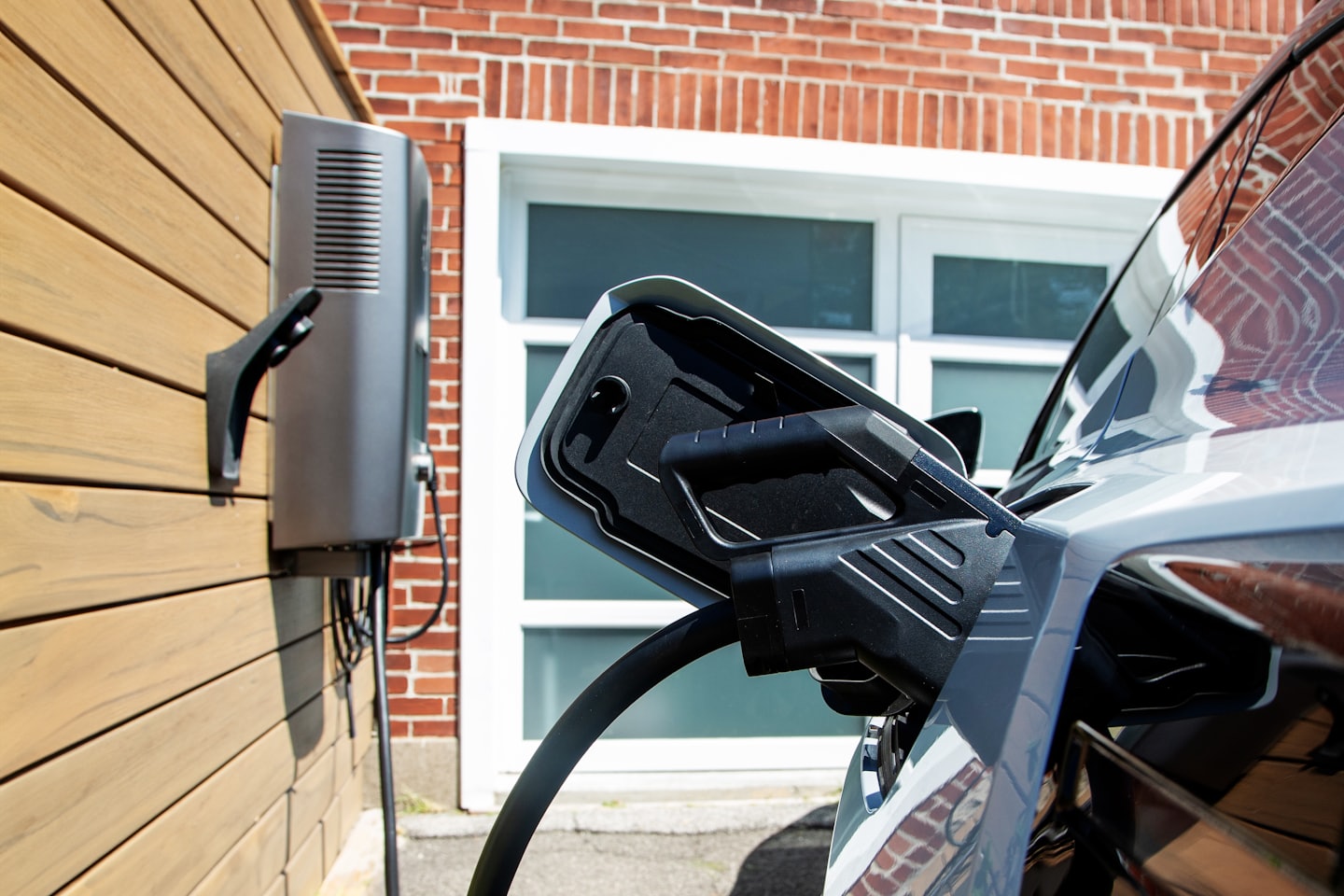 Ladekabel für Elektroauto in graues Fahrzeug eingesteckt.