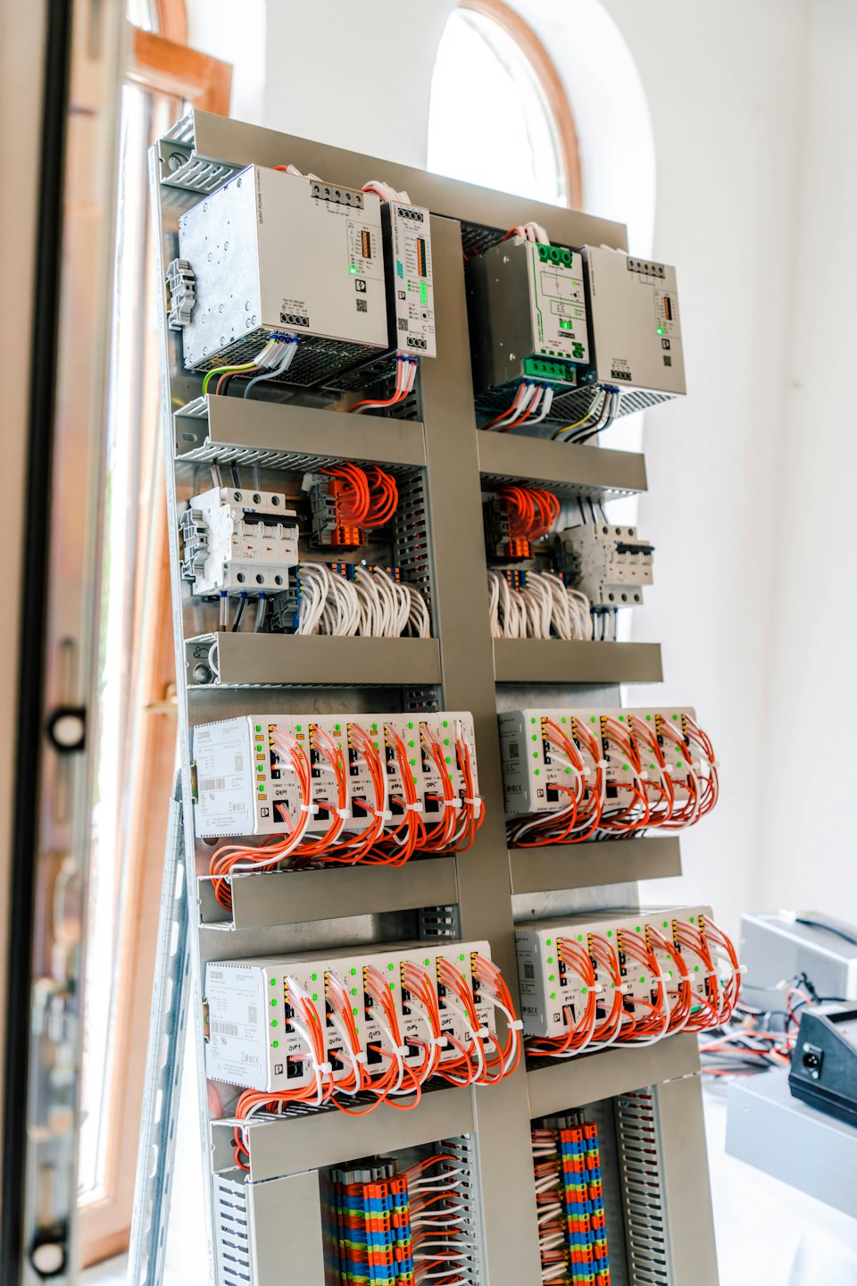Elektrischer Schaltschrank mit geordneten Kabeln und Leistungsschaltern.